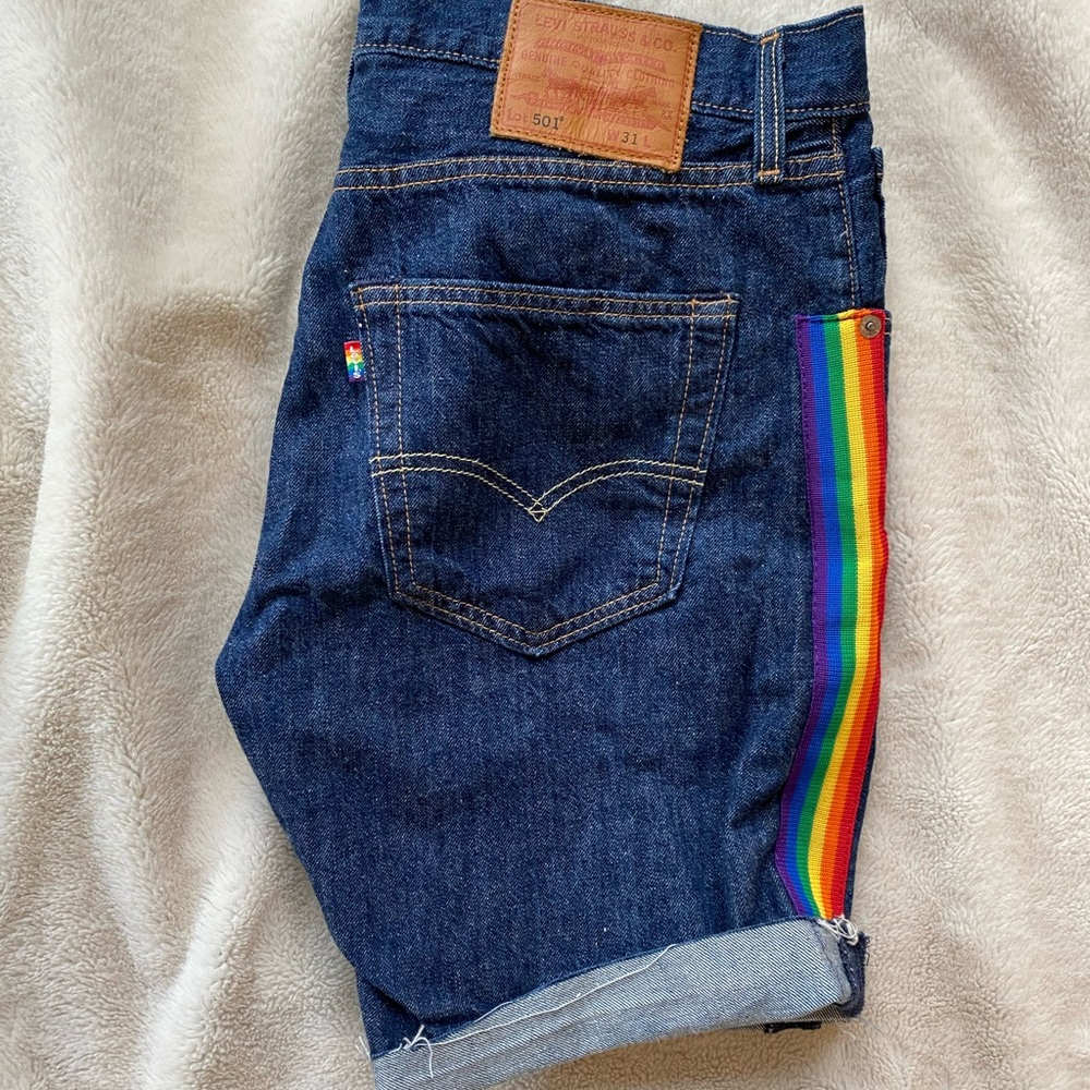 Levi’s double stripped pride shorts